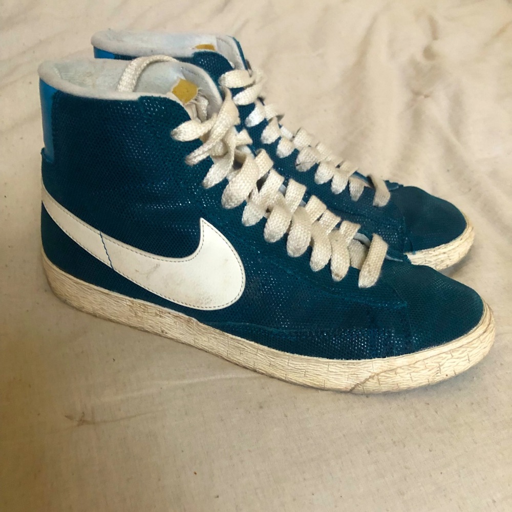 NIKE MID BLAZER
